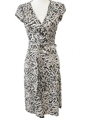 Diane Von Furstenberg Black and White Silk wrap Dress size 4